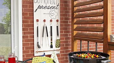 PANNEAU DÉCORATIF POUR USTENSILES À BBQ